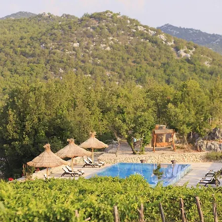 Tatil Evi Stanic Estate Liyubuşka