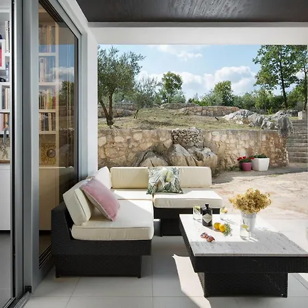 Stanic Estate Tatil Evi Liyubuşka